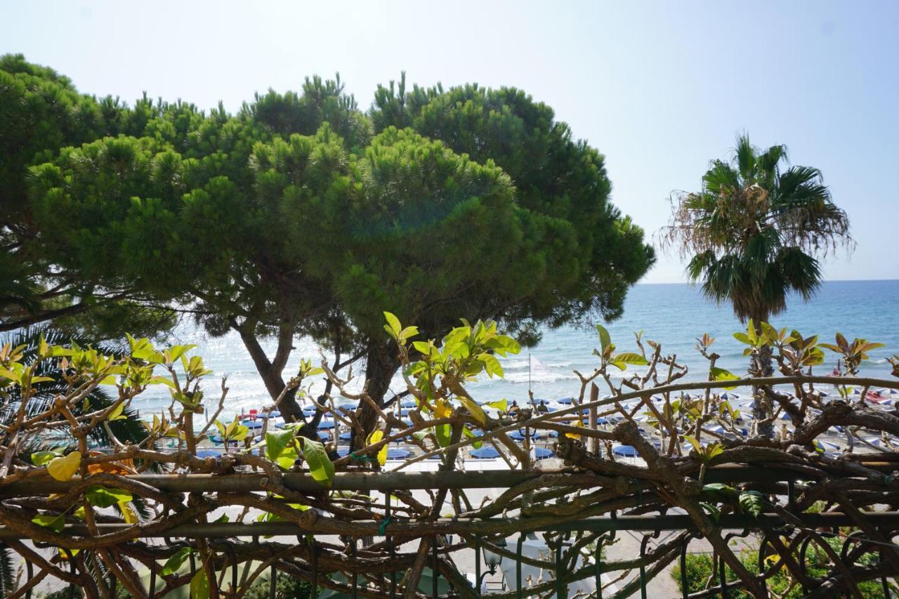 Hotel Beau Rivage Alassio Exterior foto