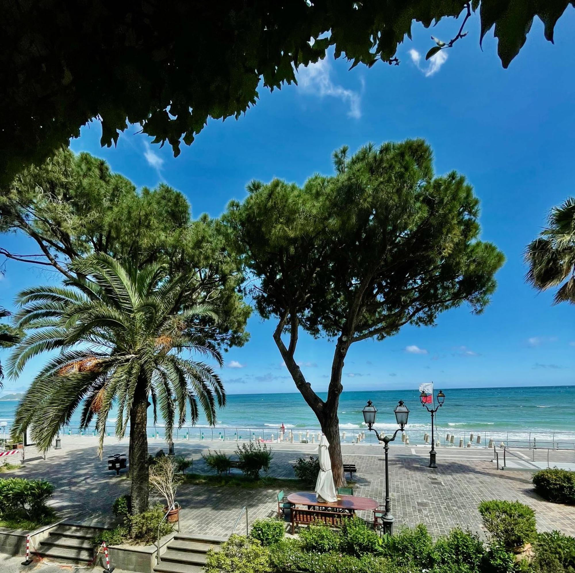 Hotel Beau Rivage Alassio Exterior foto